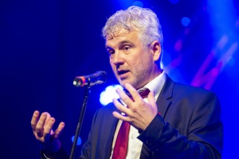 Tak nám zvolili komisára pre deti. Hatrákovú v nohaviciach