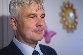 Hájiť bude záujmy i homosexuálnych detí, adopcie pármi rovnakého pohlavia nechce