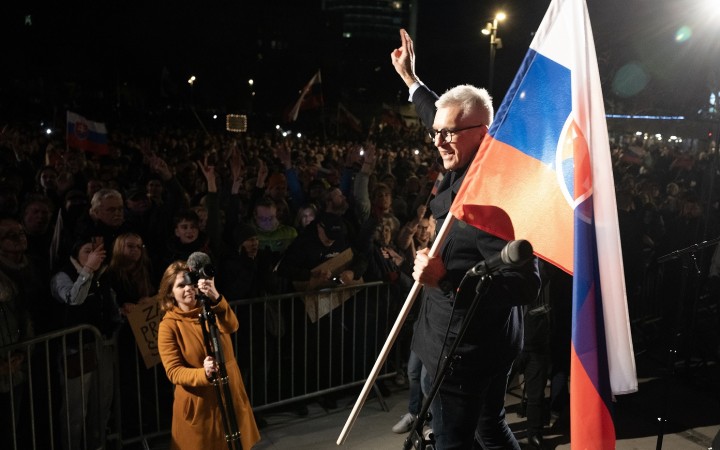 Na zhromaždenie Ivana Korčoka na Námestí slobody v Bratislave prišli tisícky ľudí