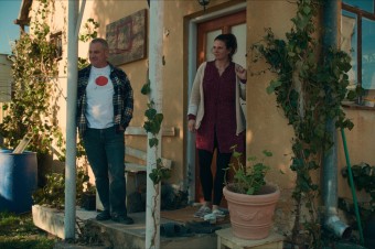 Nič sa tam nedeje, len bežný život funkčnej rodiny, dokonca veriacej. Nuda či exotika?