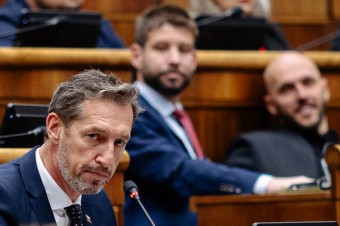 Ľavá strana skúša svoju overenú stratégiu, ale konzervatívci pri ústave nesmú cuknúť