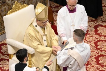 Pochádza z nepraktizujúcej rodiny. To, že ho vysvätí pápež, sa dozvedel zo sociálnej siete