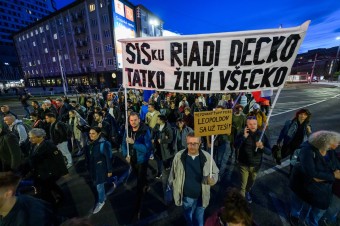 Dve tisícky ľudí pochodovali pred sídlo tajnej služby, kričali aj „Dosť bolo Fica“