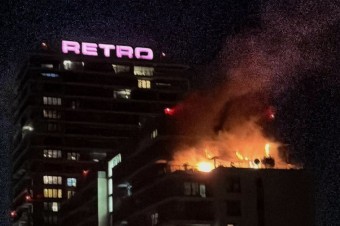 Hasičom sa plamene rozšírené na niekoľko bytov podarilo uhasiť. Incident si vyžiadal jednu obeť