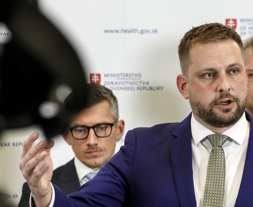 Firma, ktorá zarába na skúsenostiach z ministerstva, sídli v dome Šaškovho tajomníka. Rezort v tom problém nevidí