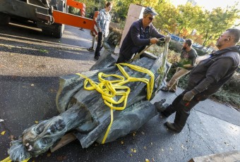 Umelecké dielo malo zostať slúžiť ako memento vs. oslava totality na verejné priestranstvo nepatrí