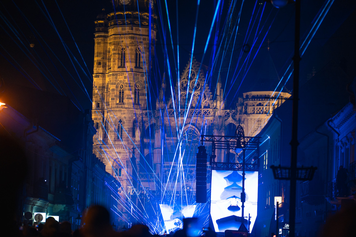 Portugalský kňaz odpálil veľkú techno párty. Medzi prvými hitmi bola rusínska ľudová pieseň (foto a video)