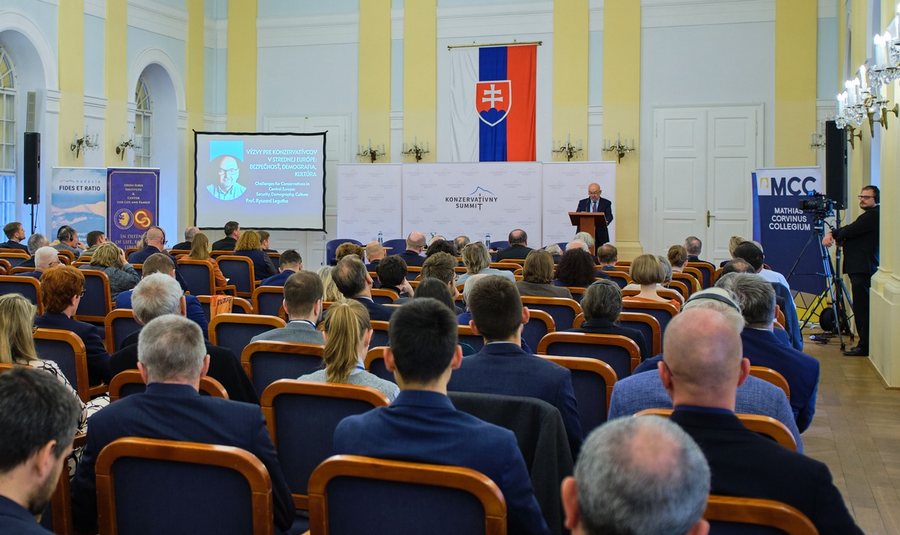 Nevídané vzrušenie na Konzervatívnom summite / Dokázali naši kresťanskí konzervatívci obrátiť mladú africkú moslimku?