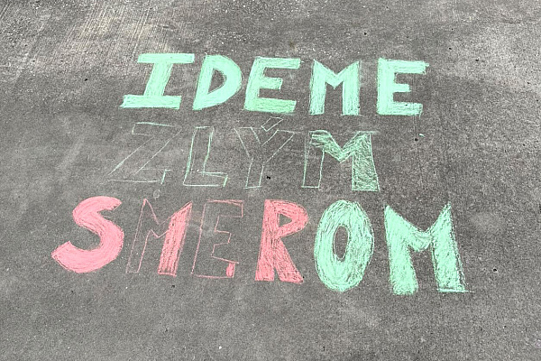 Esbéeskár im zobral preukazy ISIC a šiel s nimi na rektorát. Vedenie tvrdí, že na to pokyn nedalo