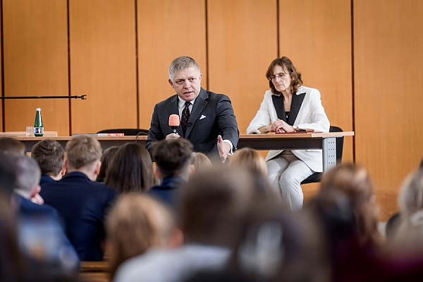 Študenti oblečení v čiernom štrngali kľúčmi a odišli. Premiér ich posielal do vojny