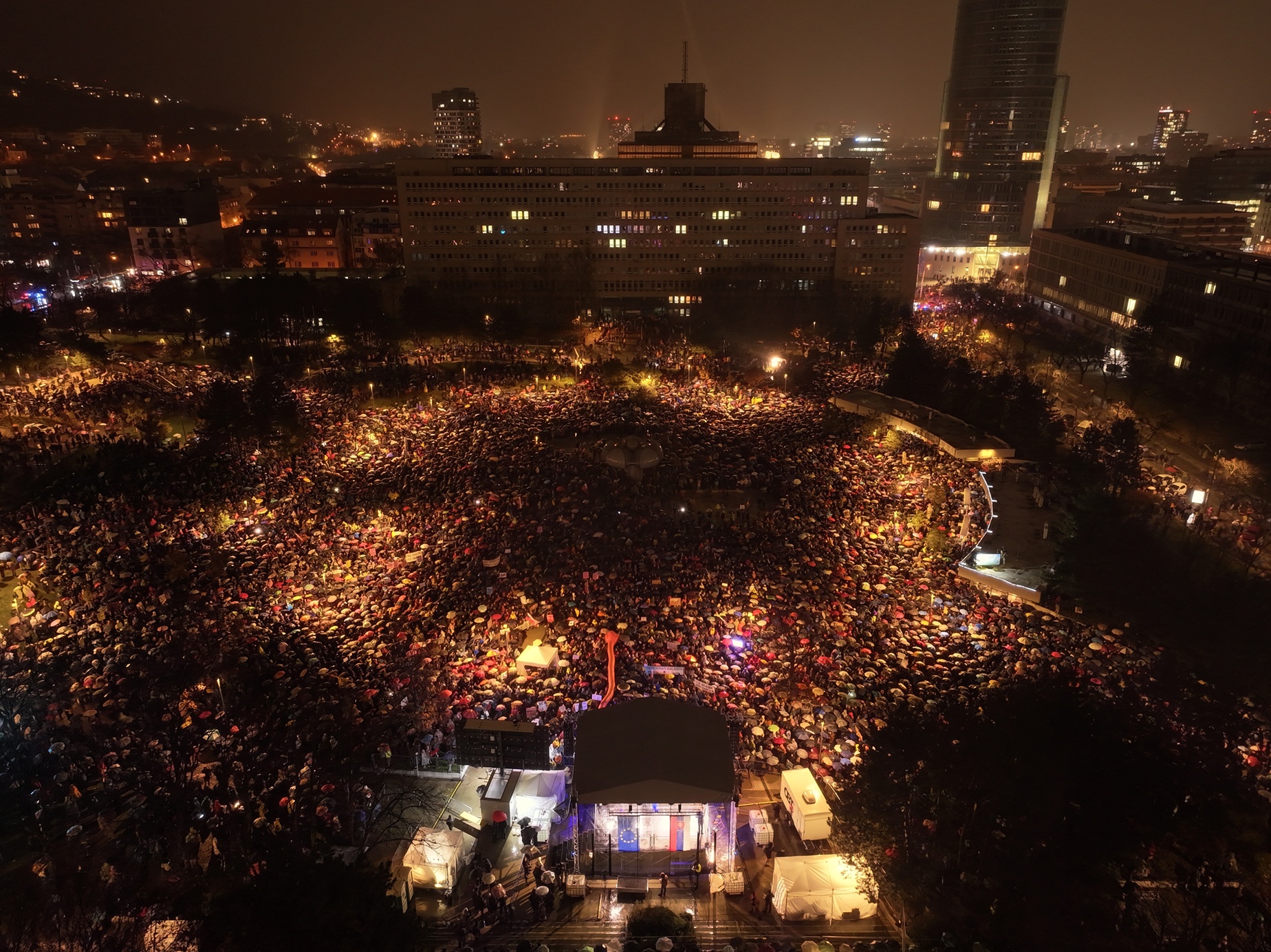 Fico volal po zmene politického systému, Pellegrini ho kritizoval. Na námestia prišli napriek dažďu desaťtisíce ľudí