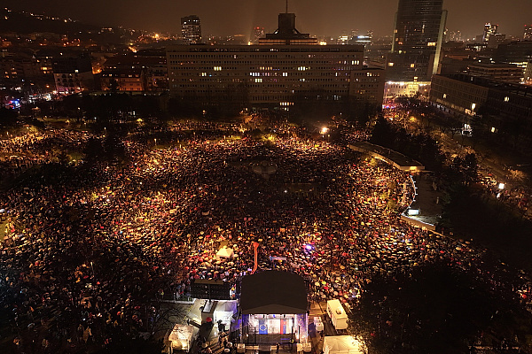 Fico volal po zmene politického systému, Pellegrini ho kritizoval. Na námestia prišli napriek dažďu desaťtisíce ľudí