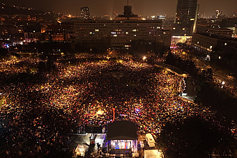Fico volal po zmene politického systému, Pellegrini ho kritizoval. Na námestia prišli napriek dažďu desaťtisíce ľudí