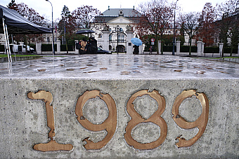 Bratislava dostala pamätník, na ktorý sa ľudia môžu postaviť za hodnoty Novembra