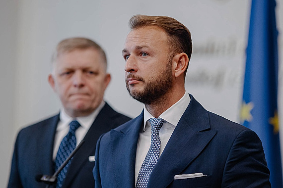 Predošlé vlády tu zavádzali totalitnú spoločnosť, tvrdí. Od Fica chce, aby Rážovi a Migaľovi meral rovnako ako Kmecovi